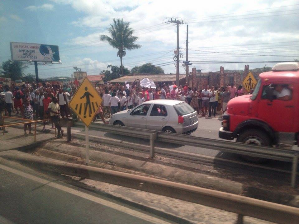 Estudantes em protesto bloqueiam dois sentidos da Estrada do Coco