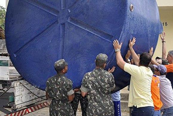 Chegada da lama faz Colatina suspender captação de água do Rio Doce