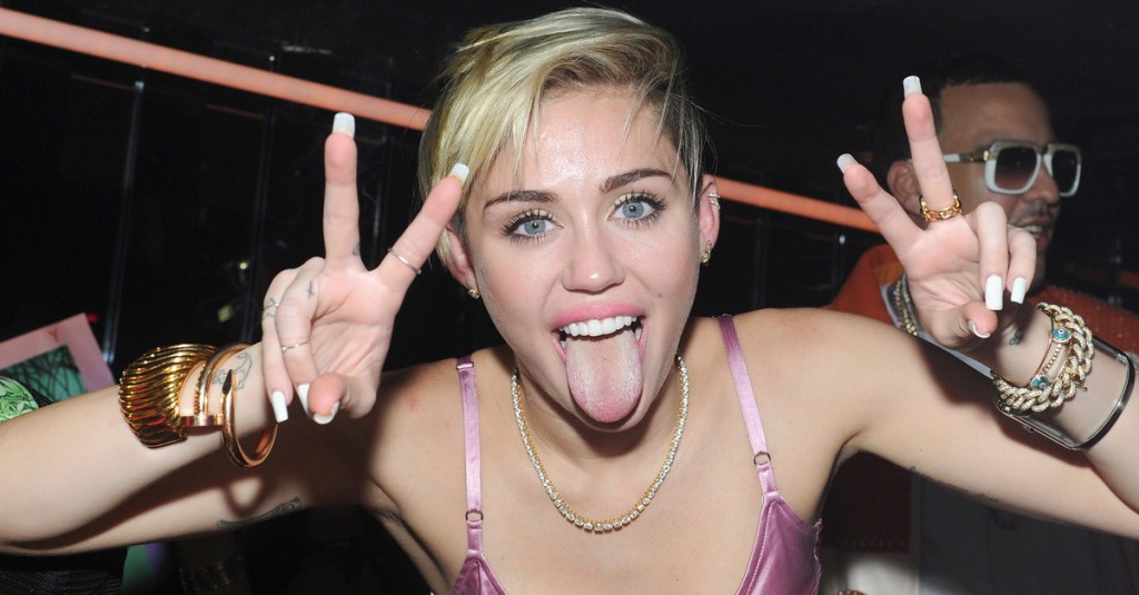 Miley Cyrus posa completamente nua para revista