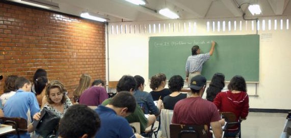 Estudantes farão provas do Enade na tarde deste domingo