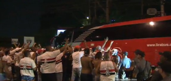 Após goleada sofrida diante do Corinthians, torcedores do São Paulo apedrejam ônibus do clube