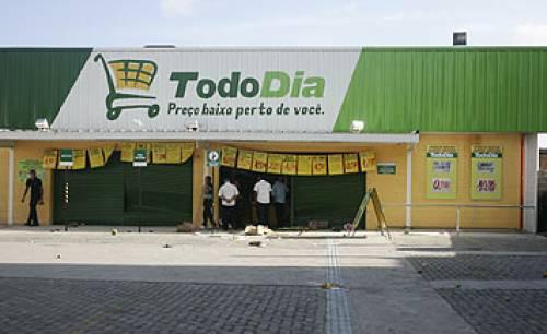 Criminosos tentam arrombar caixas eletrônicos dentro de supermercado em Campinas de Pirajá