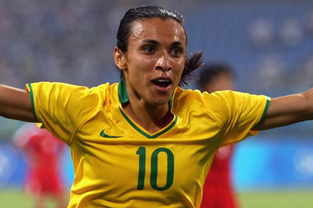 Marta dá show em amistoso da seleção feminina e fica a dois gols de Pelé