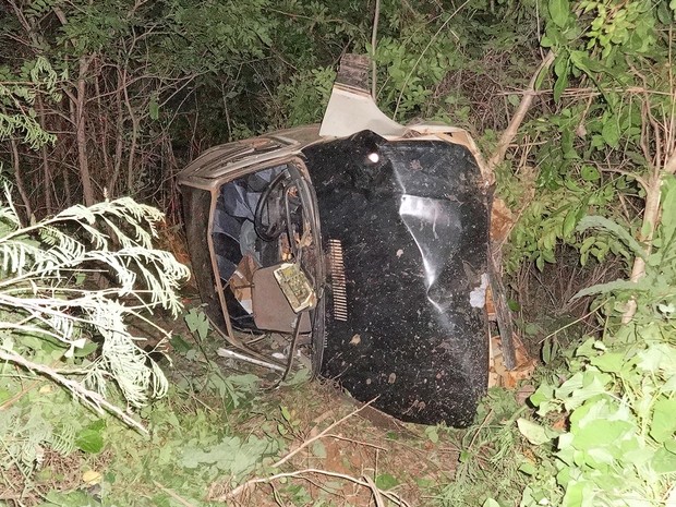 Duas pessoas ficam feridas após carro cair de ribanceira em Barreiras