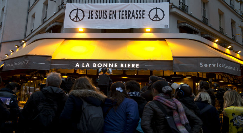 Bar que foi alvo dos ataques em Paris reabre suas portas