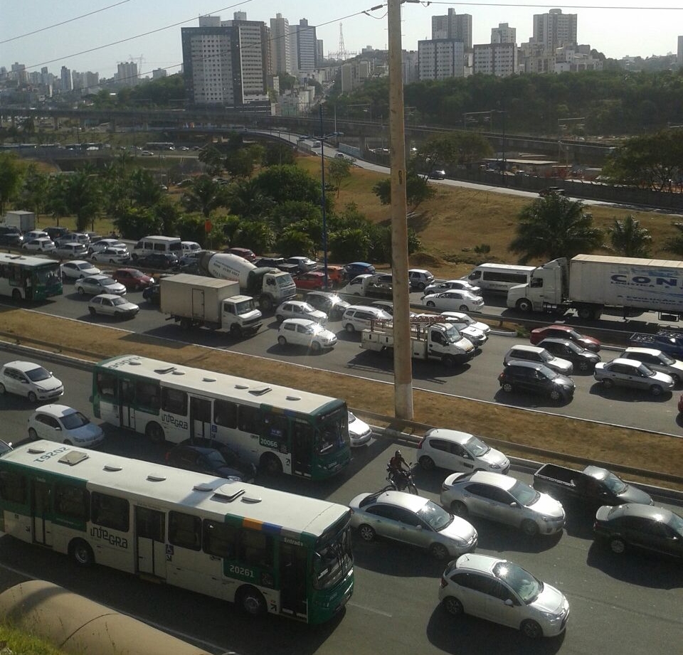 Blitz da PM causa congestionamento em Salvador no feriadão