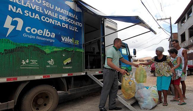 Moradores de 11 bairros de Salvador poderão trocar material reciclável por desconto na conta de energia