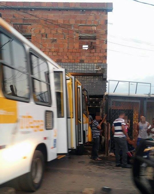 Micro-ônibus derruba semáforo e atinge peixaria na Av. Suburbana