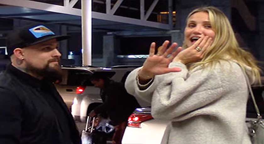 Cameron Diaz tenta esconder barriga em aeroporto