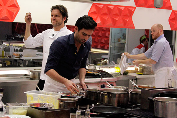 Almoço surpresa tem três participantes expulsos da cozinha no Hell&#8217;s Kitchen deste sábado