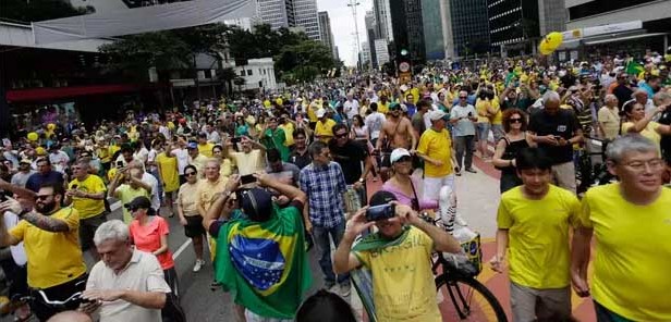 Dia de protestos anti-governo é termômetro para impeachment