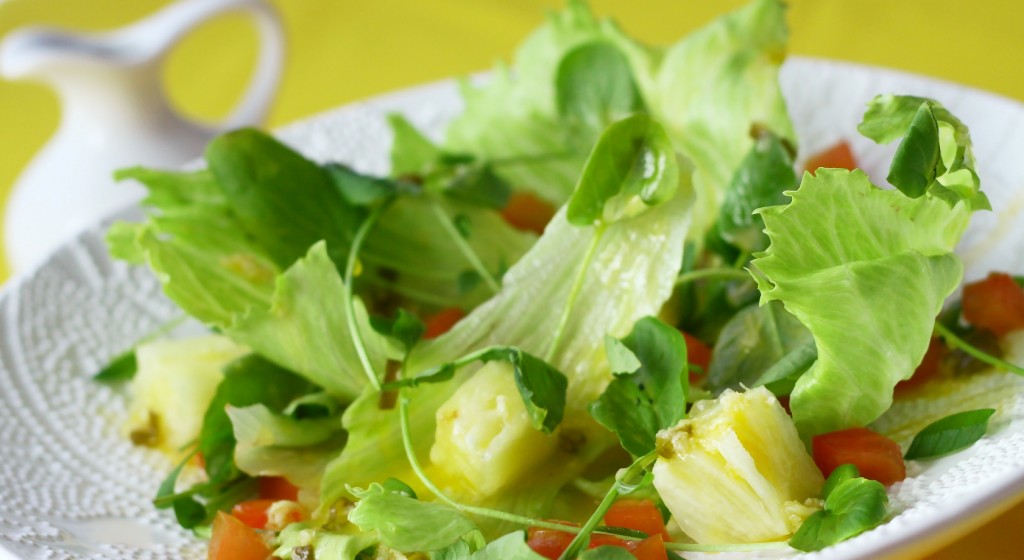 Aprenda a fazer uma receita de Salada verde com abacaxi e molho de gengibre