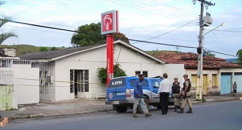 Bandidos tentam arrombar caixas eletrônicos em Itagimirim