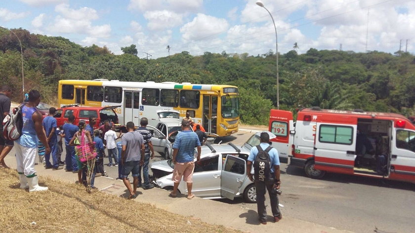 Colisão frontal deixa cinco pessoas presas às ferragens na Estrada do Derba