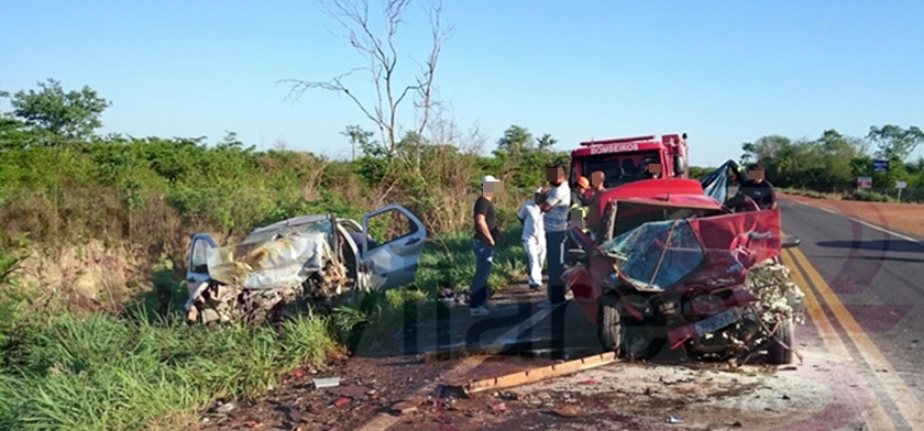 Colisão entre veículos deixa cinco mortos e quatro feridos na BR-135