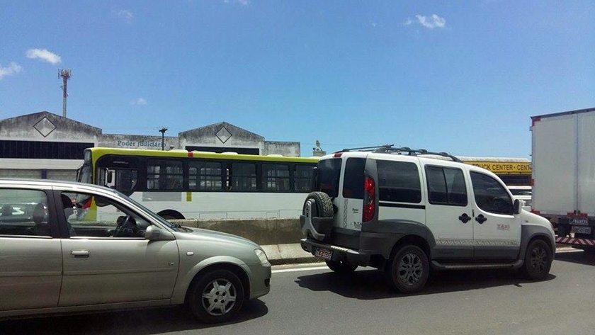 Motoristas enfrentam congestionamento nos dois sentidos da BR-324