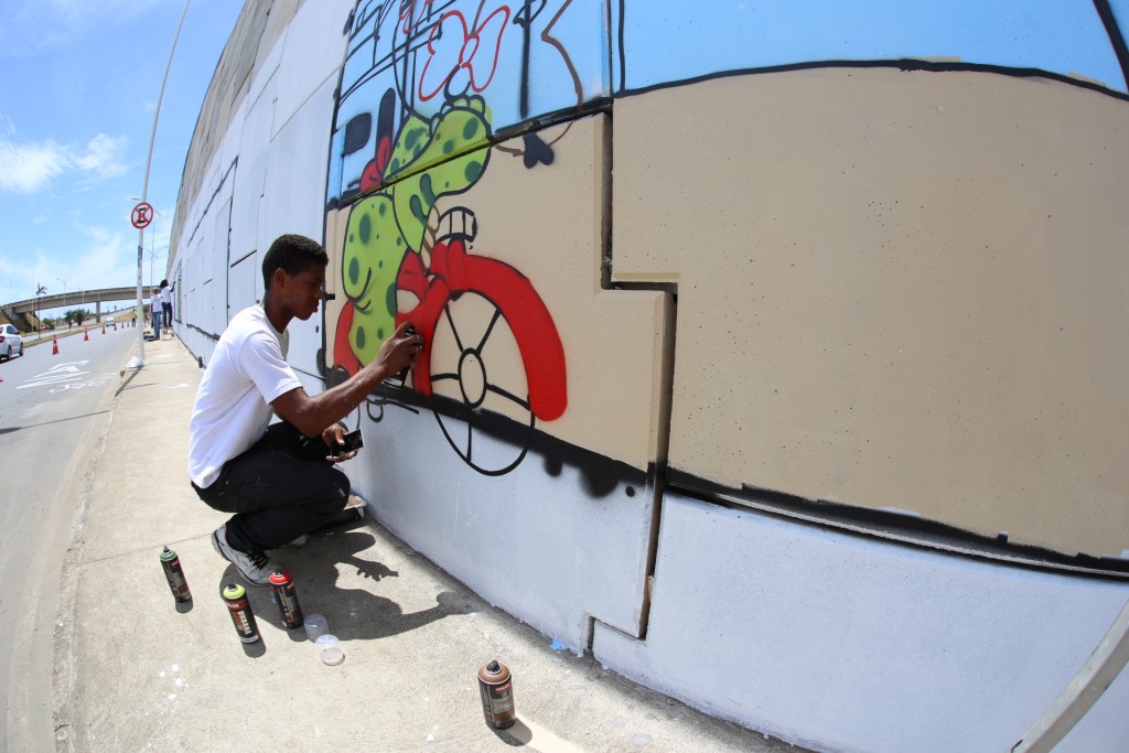 Jovens de projeto fazem arte graffti em viaduto de Salvador