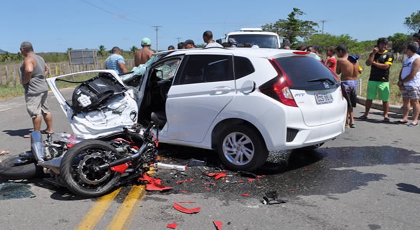 Motociclista morre em acidente e motorista fica gravemente ferido na BA-489, em Itamarajú