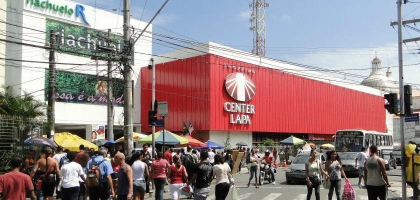 Homem dispara contra seguranças após assalto em shopping do Centro de Salvador