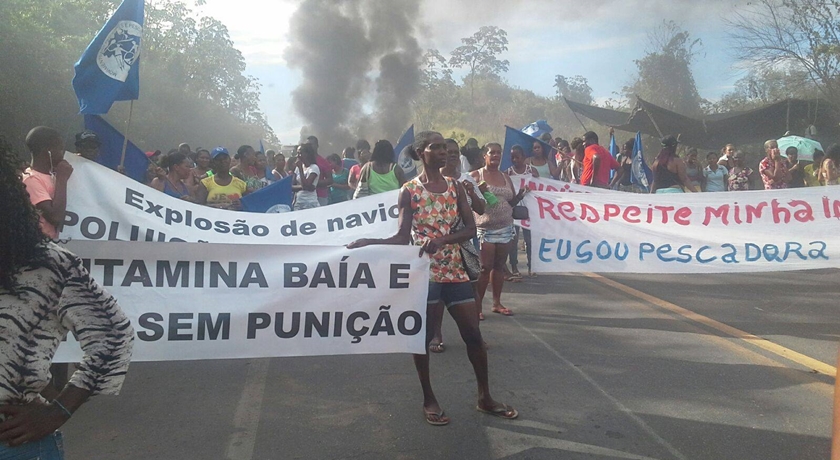 Em protesto, pescadores fecham via que dá acesso ao Porto de Aratu