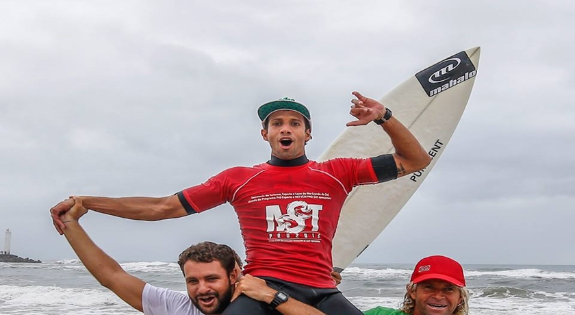 Bino Lopes vence campeonato brasileiro de surf e se torna segundo baiano a levantar a taça