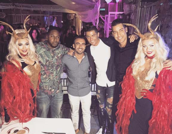 Cristiano Ronaldo curte Natal em balada com ?renas sexies?