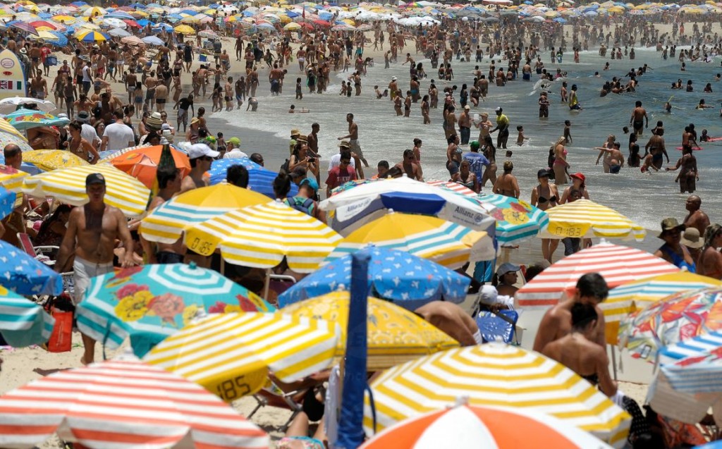 Sensação térmica supera 44 graus no Rio e praias ficam lotadas