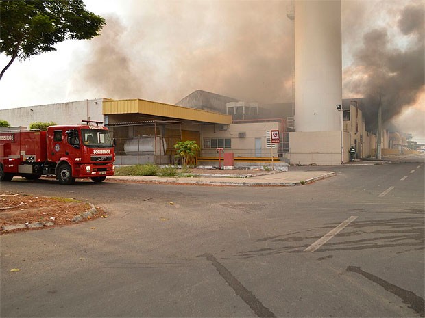 Incêndio destrói supermercado em Feira de Santana