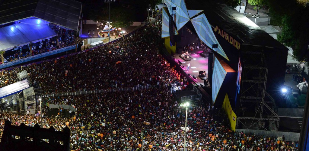 Mais de 210 mil pessoas prestigiaram o 2º dia de festejos do Réveillon de Salvador