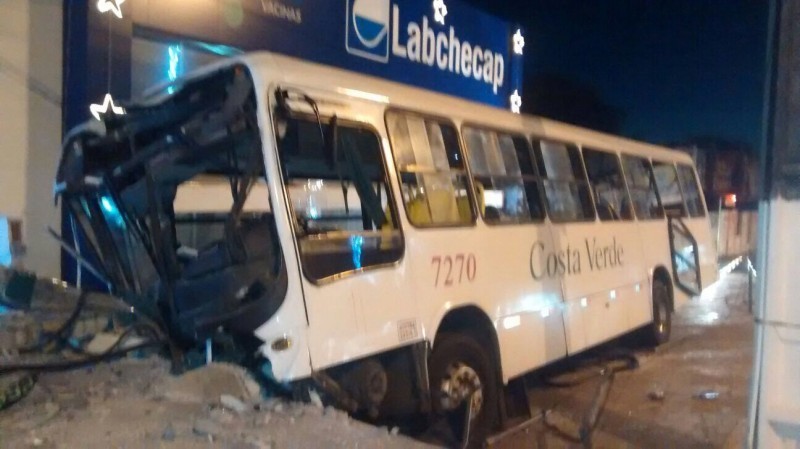 Ônibus se choca contra muro e deixa 18 pessoas feridas na Estrada do Coco