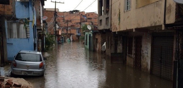 Chuva deixa famílias desabrigadas e trânsito congestionado em Salvador