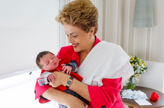 Após parto, filha de Dilma deixa hospital em Porto Alegre