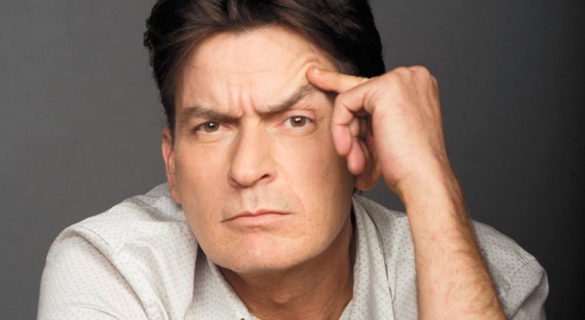 &#8220;EU NASCI MORTO&#8221;: Charlie Sheen diz que suspendeu medicação contra HIV