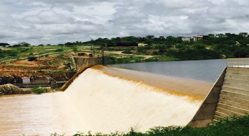 CONTRADITÓRIO: Barragem em Brumado transborda, mas população fica sem água; Entenda!