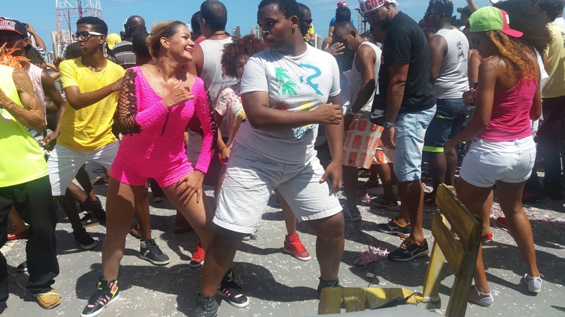 Bell Marques e filhos antecipam início do Carnaval em festa na TV Aratu