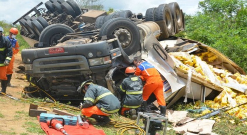 ACIDENTE: Batida no sudoeste baiano provoca quatro mortes; Colisão foi entre carreta e moto