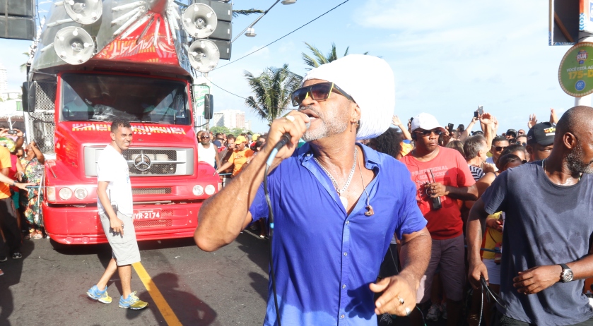 PRÉ-CARNAVAL: Público curte &#8216;cacique Brown&#8217; e fanfarras no Furdunço