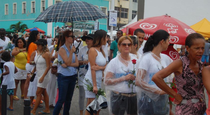 &#8220;É água pra dentro&#8221;: Fiéis louvam Rainha das Águas em dia de muita chuva