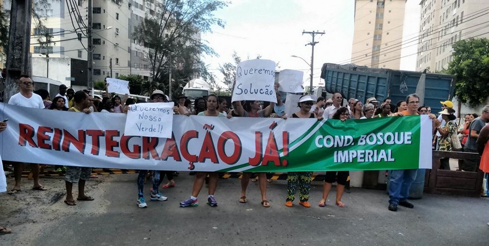 PROTESTO: Moradores de condomínio fazem manifestação em São Marcos; Sem Tetos  teriam invadido o local