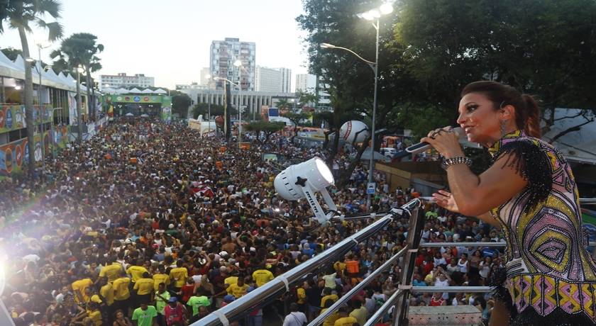 #MEUSBTFOLIA: Ivete inaugura Carnaval sem cordas com desfile no Campo Grande; Veja galeria