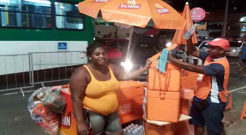 AVENIDA DO TRABALHO: No meio da folia, ambulantes fazem das ruas suas residências temporárias