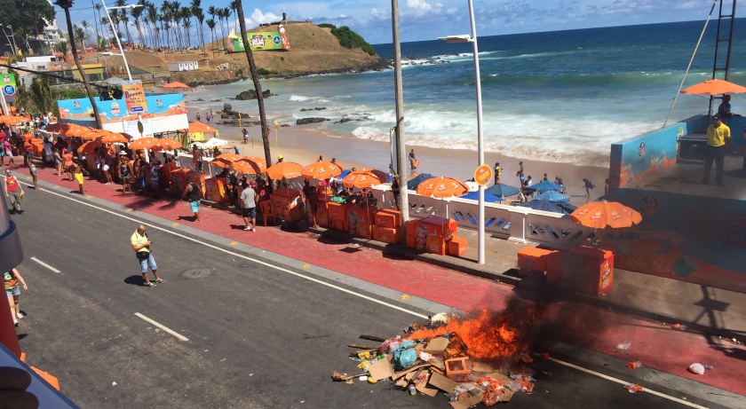 NA BRONCA: Contra exclusividade de cerveja, ambulantes param Barra, xingam prefeito e ateiam fogo em sinal de protesto; Veja vídeo