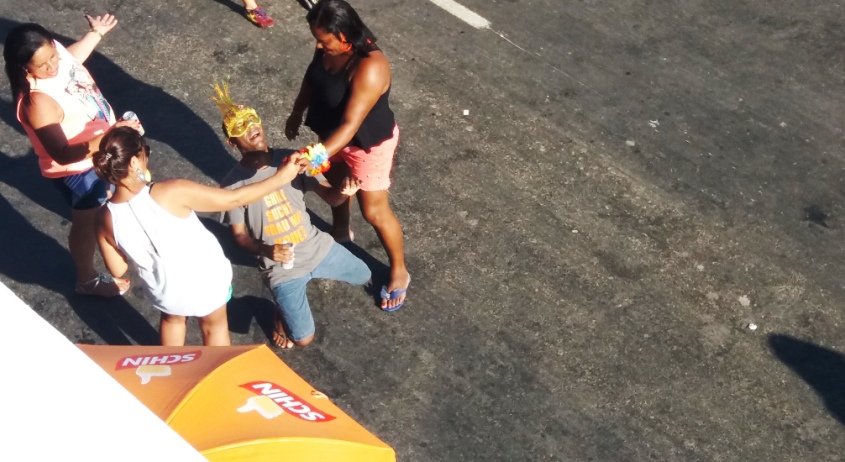 COMO EU ME SINTO NO ÚLTIMO DIA DA FESTA: Folião quer curtir até em carrinho de som