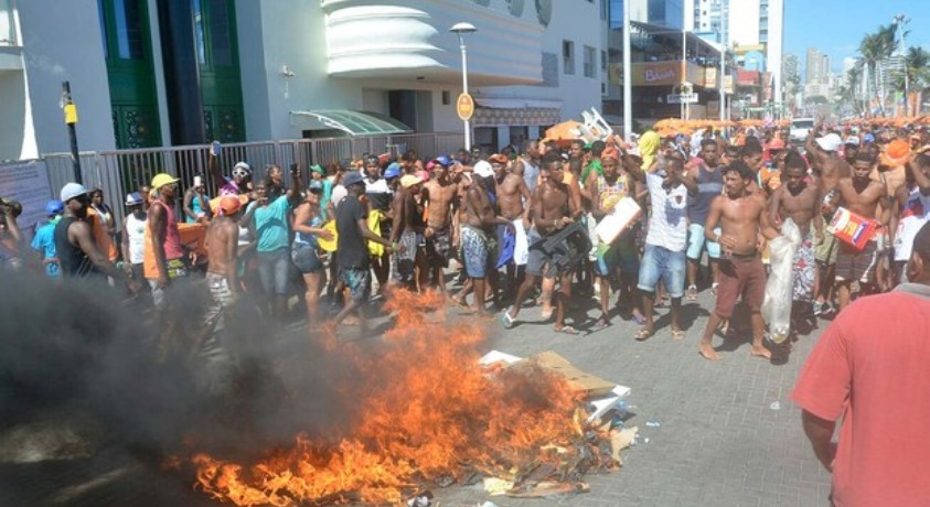 REPLAY: Novamente na Barra, ambulantes protestam contra exclusividade de cerveja no carnaval; &#8220;É baderna&#8221;, diz prefeito