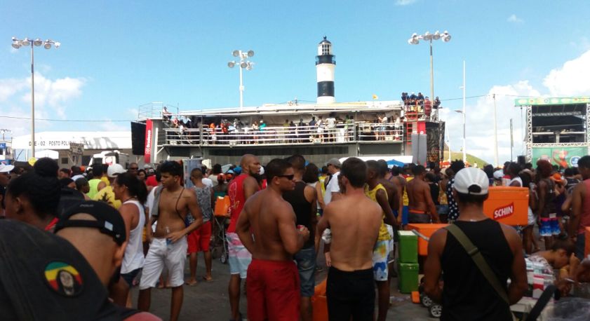 DESPEDIDA: Cansaço? Que nada! Milhares de foliões acompanham o Arrastão da Quarta-Feira de Cinzas na Barra; Psiri