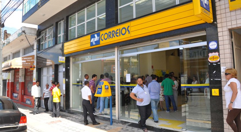 GREVE?: 	Funcionários dos Correios realizam assembleia para decidir se param atividades