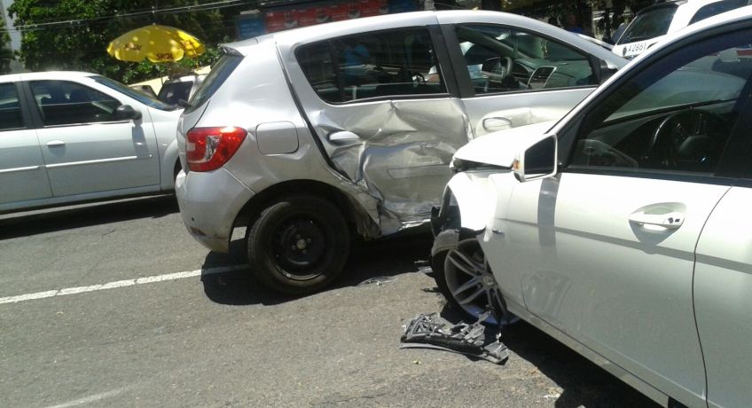 TRÂNSITO LOUCO: Mulher é atropelada na calçada após batida de sete carros na Pituba; Veja fotos