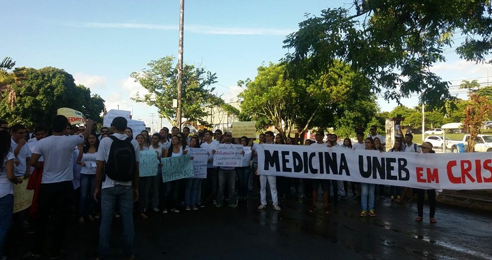 Por problemas no curso de Medicina, estudantes da Uneb fazem manifestação