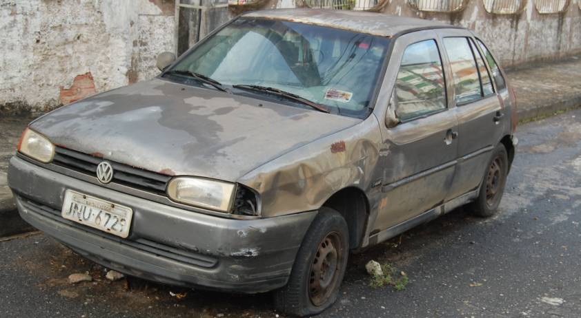 DE QUEM É? Há seis meses estacionado, carro abandonado vira foco de aedes aegypti