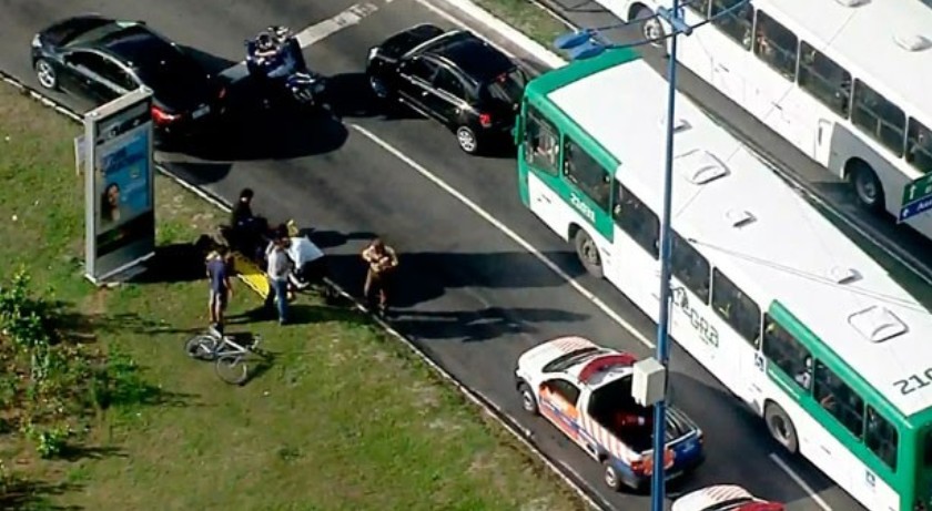 TERROR NA PISTA: Para escapar de assalto na Bonocô, passageiros se jogam de ônibus em movimento